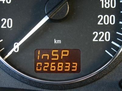 Geschwindigkeitsmesser eines Autos mit angezeigter Geschwindigkeit in einem klaren und präzisen Design