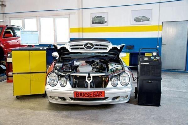 Mercedes mit geöffneter Motorhaube in der Werkstatt