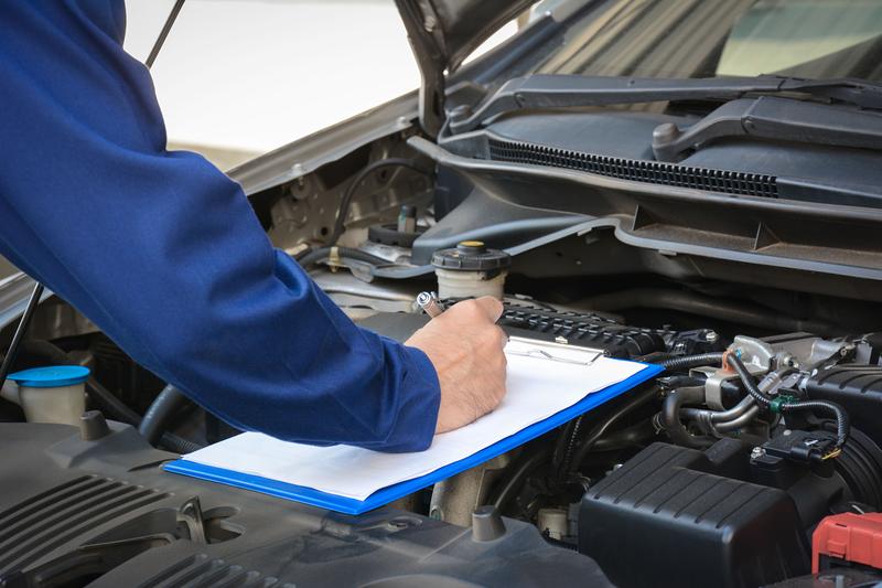 Motor wird mit einer Checkliste geprüft