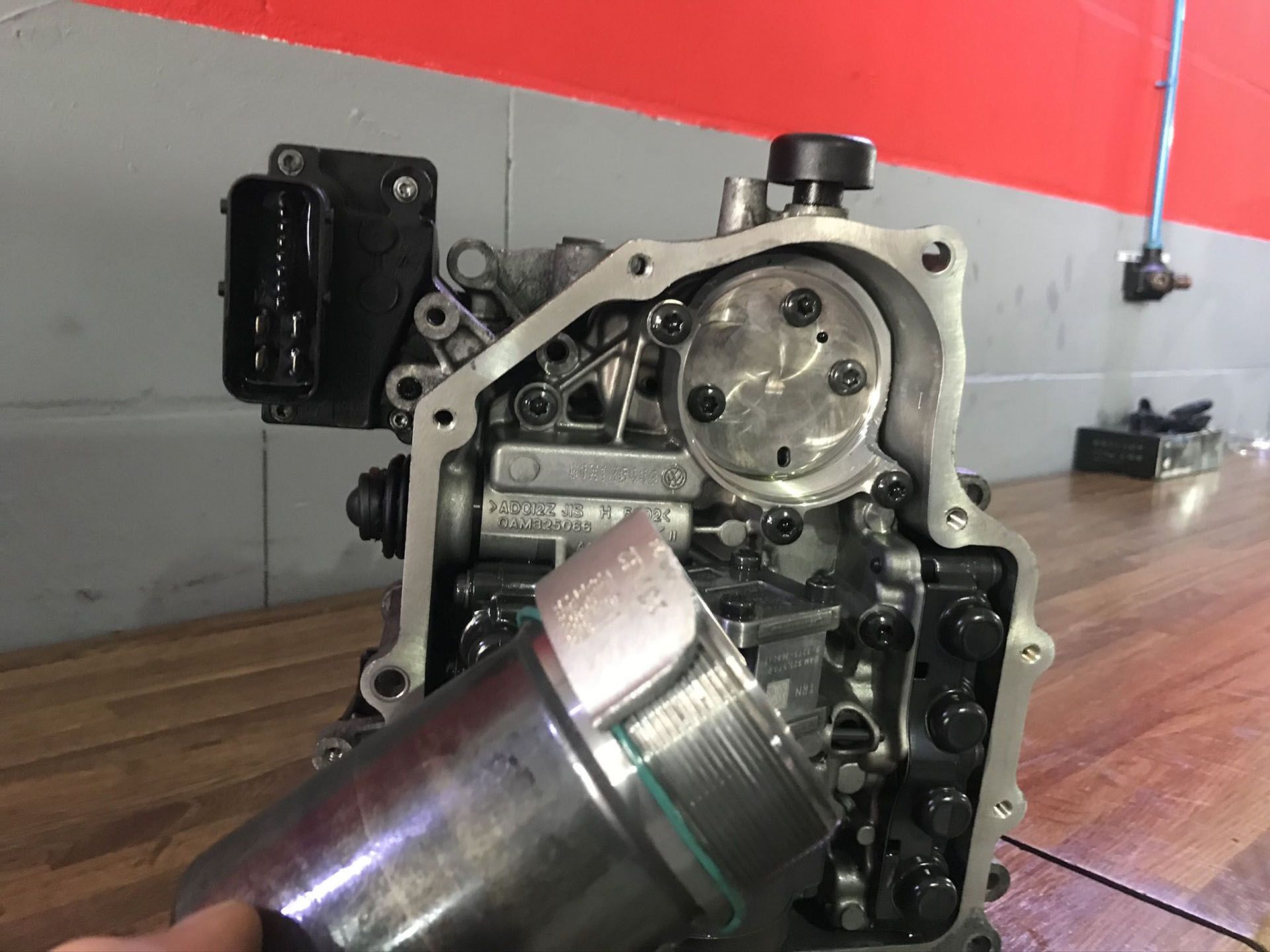 Ein DQ200 0AM Getriebe steht auf einem Tisch