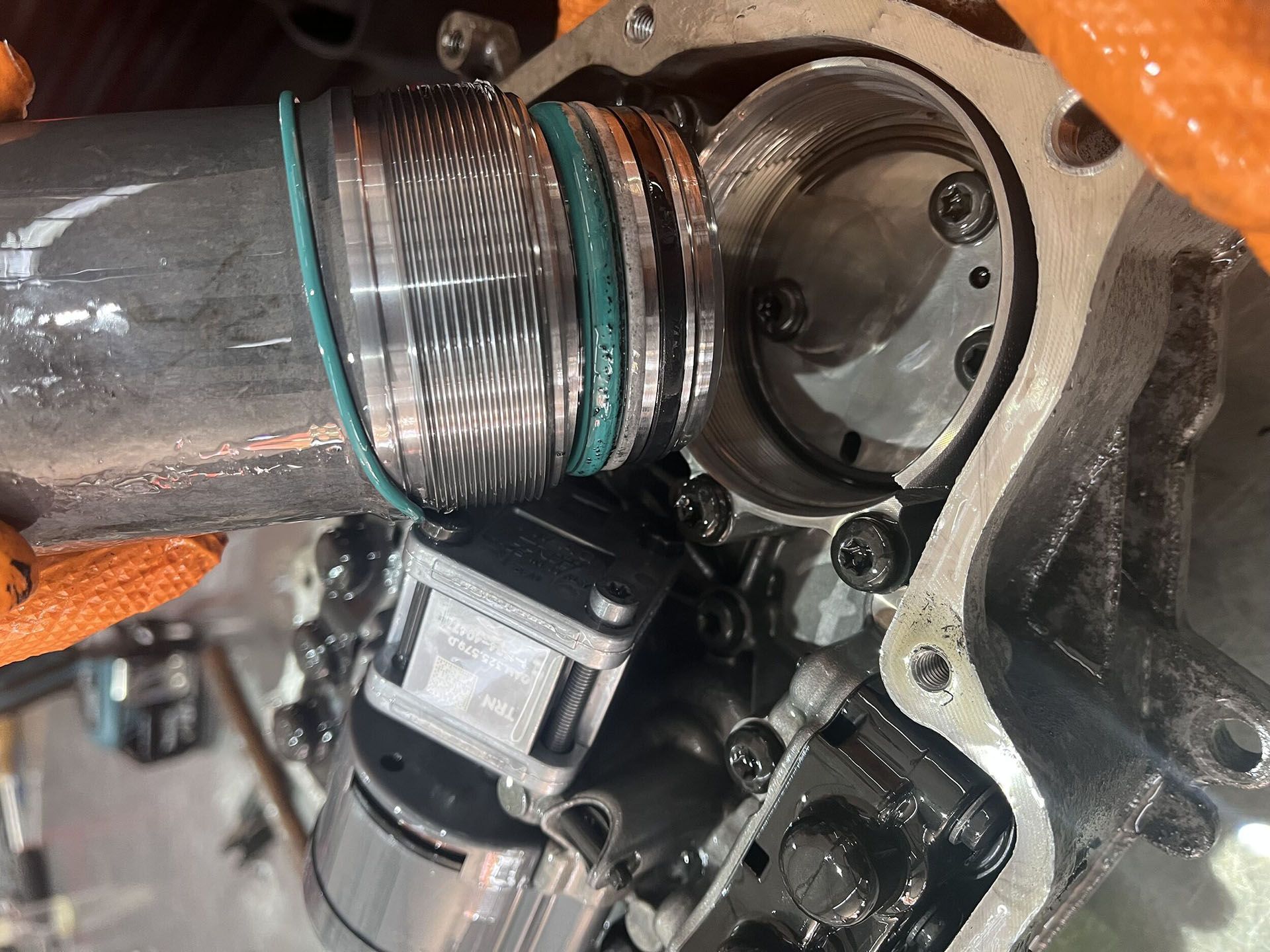 Ein DQ200 0AM Getriebe in Nahaufnahme