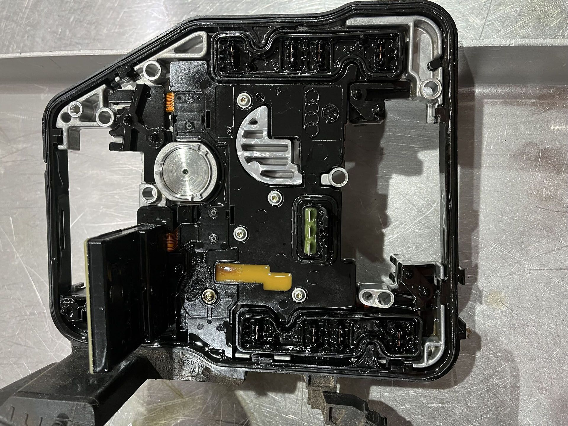 Ein Teil eines DQ200 0AM Getriebe, welches man von oben sieht