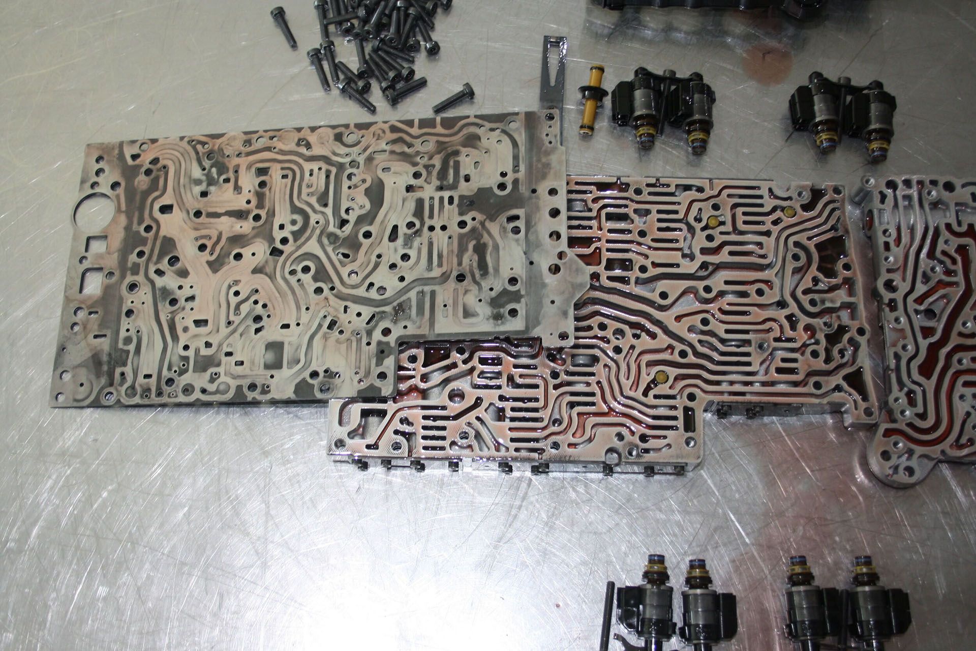 Mercedes-Benz Automatikgetriebeteile liegen auf einem Werkstatttisch